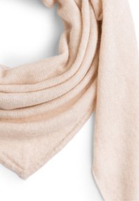 Zachte, lichtbeige sjaal van fijn gebreid materiaal, met een gladde textuur en een driehoekige vorm met keurig afgewerkte randen.