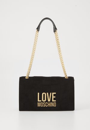Czarna prostokątna torebka z złotym łańcuszkowym paskiem i złotymi literami "LOVE MOSCHINO" z przodu.