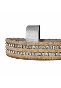 Sandal de tiras metálicas plateadas que cuenta con una suela media de yute trenzado adornada con tachuelas en forma de pirámide y una parte superior de cuero texturizada.