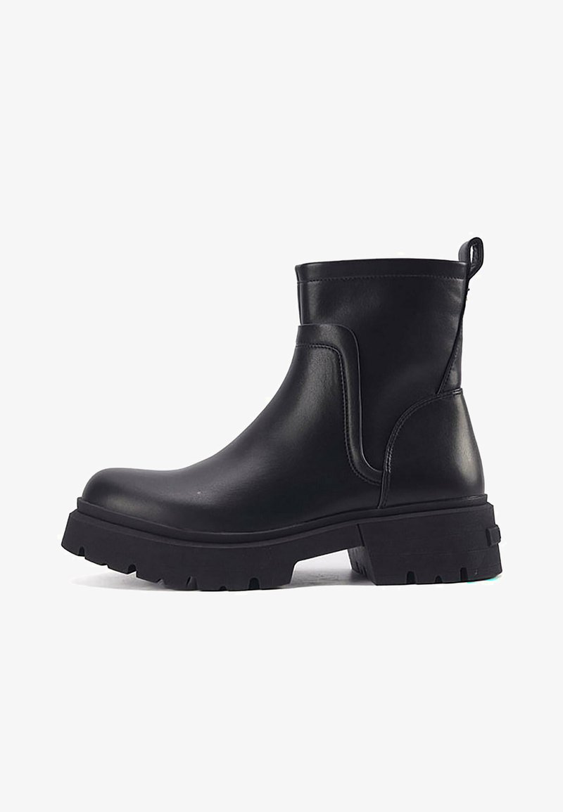 Schwarze Leder-Stiefelette mit abgerundetem Zehenbereich, Slip-On-Design, robuster Sohle und einer Zuglasche auf der Rückseite für einfaches An- und Ausziehen.