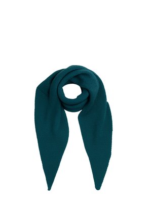 Dunkel türkisfarbener, gestrickter Schal, zu einer Schlaufe gefaltet, mit zwei spitzen Enden, die vor einem weißen Hintergrund herunterhängen.