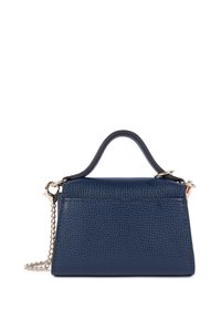 Borsa a tracolla in pelle blu navy con finitura texturizzata, forma rettangolare, manico superiore e tracolla in catena dorata. Presenta una chiusura a pattina.