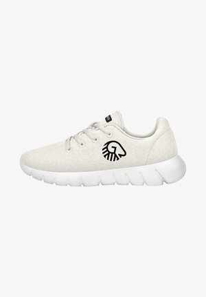 Hellgrau fabric Sneaker mit einer flexiblen weißen Sohle, versehen mit schwarz handgezeichneten grafischen Details und sechs Ösen für Schnürsenkel. Obermaterial mit Struktur.