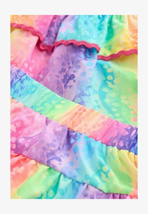 Mehrfarbiger, gerüschter Stoff mit einem gradienten Design in den Farbtönen Pink, Lila, Grün und Blau, der eine weiche, fließende Textur aufweist.