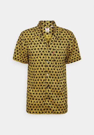 Koszula z krótkim rękawem zapinana na guziki, z żółto-czarnym geometrycznym kwiatowym wzorem oraz kieszenią na piersi z czerwoną metką Levi's.