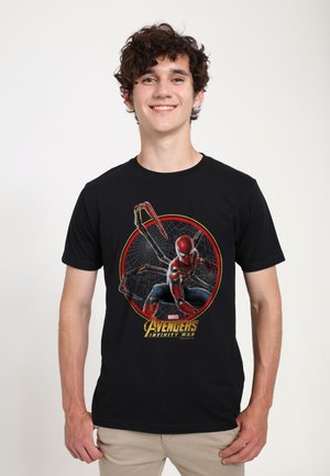 Czarny bawełniany t-shirt z kolorową grafiką Spider-Mana otoczoną okrągłym czerwonym konturem, z napisem "Avengers: Wojna Bez Granic" poniżej.
