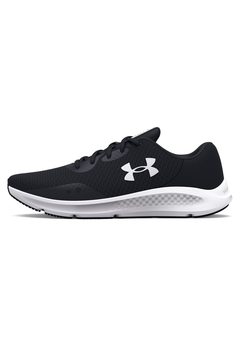 Scarpe sportive nere con tomaia in rete, suola in gomma bianca e accenti testurizzati. Presentano lacci e un logo sul lato, progettate per il comfort.