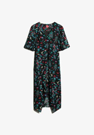 Czarna sukienka z kwiatowym nadrukiem w kolorze czerwonym, zielonym i niebieskim. Krótkie bufiaste rękawy, dekolt w kształcie litery V oraz talię ściągniętą z luźną spódnicą.