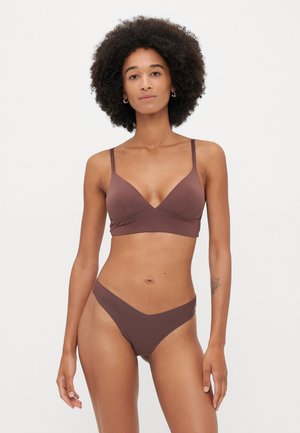 Brūna bikini komplekts, kas sastāv no trīsstūra kausa braletes ar regulējamām siksnām un zemu, V veida apakšdaļu, izgatavota no gludas, elastīgas auduma.