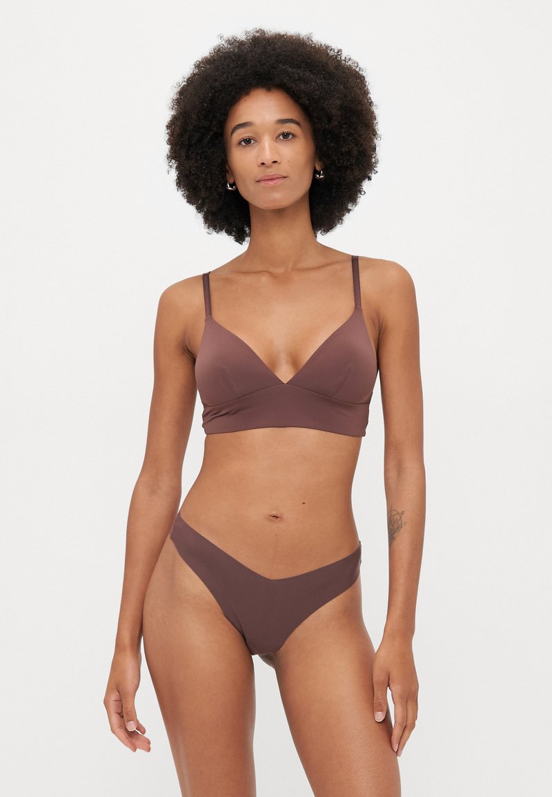 Conjunto de bikini marrón que incluye un sujetador con copas triangulares y tirantes ajustables, además de una parte inferior de corte bajo en forma de V, confeccionado en una tela suave y elástica.