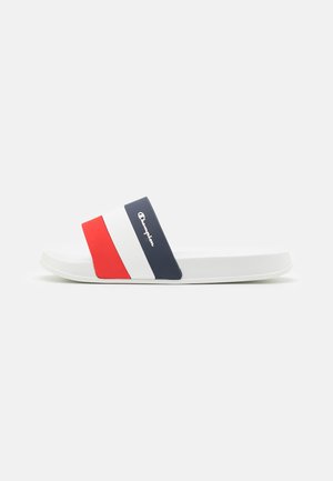 Sandalo con suola bianca e una fascia con righe orizzontali rosse, bianche e blu navy; logo visibile sulla fascia.