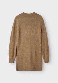 Pull en maille marron à manches longues avec un col rond, fabriqué à partir d'un tissu doux et texturé. Il présente des poignets et un ourlet côtelés, avec une coupe ample.
