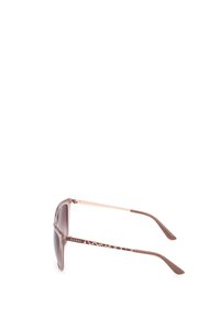Gafas de sol marrones con un acabado mate, lentes rectangulares y brazos de metal con un diseño estampado. Los detalles incluyen un logo de la marca en el brazo.