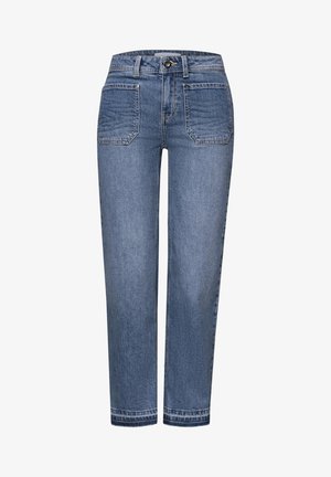 Jean bleu taille haute à jambes droites avec poches plaquées à l'avant, fermeture par bouton, passants pour ceinture et coutures apparentes sur fond blanc.