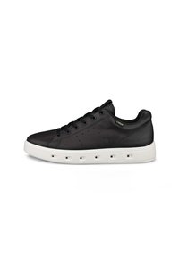 Czarne skórzane sneakersy o gładkiej fakturze, z sześcioma oczkami, białą gumową podeszwą i okrągłymi wycięciami po bokach.