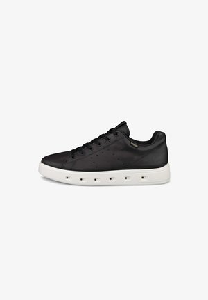 Schwarze Ledersneaker mit glatter Oberfläche, ausgestattet mit sechs Ösen, einer weißen Gummisohle und runden Ausschnitten an der Seite.