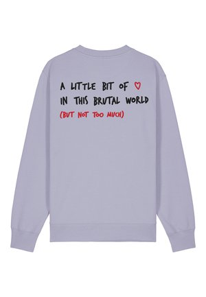 Lichtpaarse sweatshirt met gedurfde, handgeschreven tekst op de achterkant: "EEN BEETJE ♥ IN DEZE BRUTALE WERELD (MAAR NIET TE VEEL)."