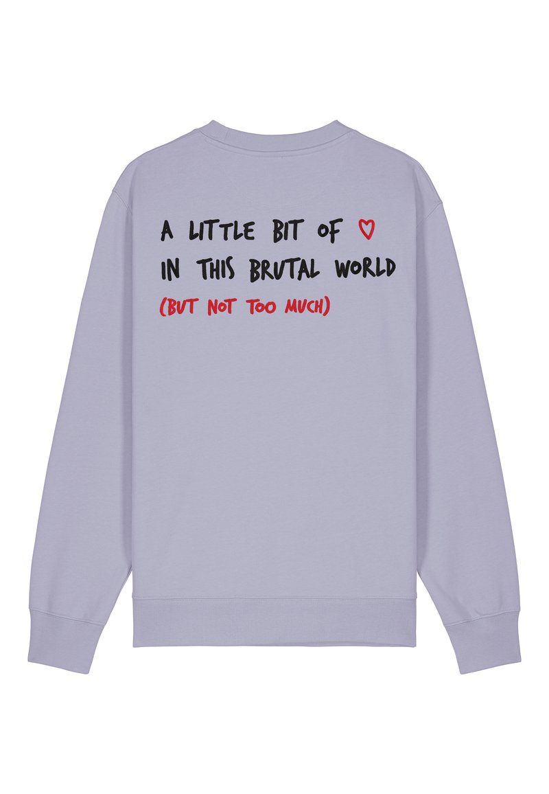 Lichtpaarse sweatshirt met gedurfde, handgeschreven tekst op de achterkant: "EEN BEETJE ♥ IN DEZE BRUTALE WERELD (MAAR NIET TE VEEL)."