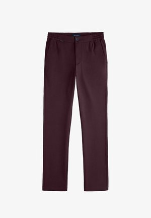 Pantalon bordeaux en tissu doux avec une taille élastique, fermeture à bouton et poches latérales, présentant une coupe droite.