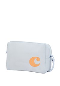 Ljusblå påse gjord av slätt nylon, med en stor orange broderad logotyp och en sidrem. Rektangulär form med rundade kanter.