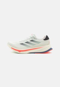 Scarpa da corsa leggera in grigio chiaro. Presenta una tomaia in mesh, tre strisce grigio scuro e vivaci accenti in corallo e navy sulla suola.