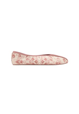 Ballerine rose et crème avec motif floral et paisley et bout arrondi, vue de côté sur fond blanc.