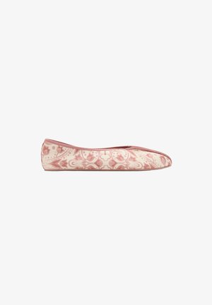 Ballerine rose et crème avec motif floral et paisley et bout arrondi, vue de côté sur fond blanc.