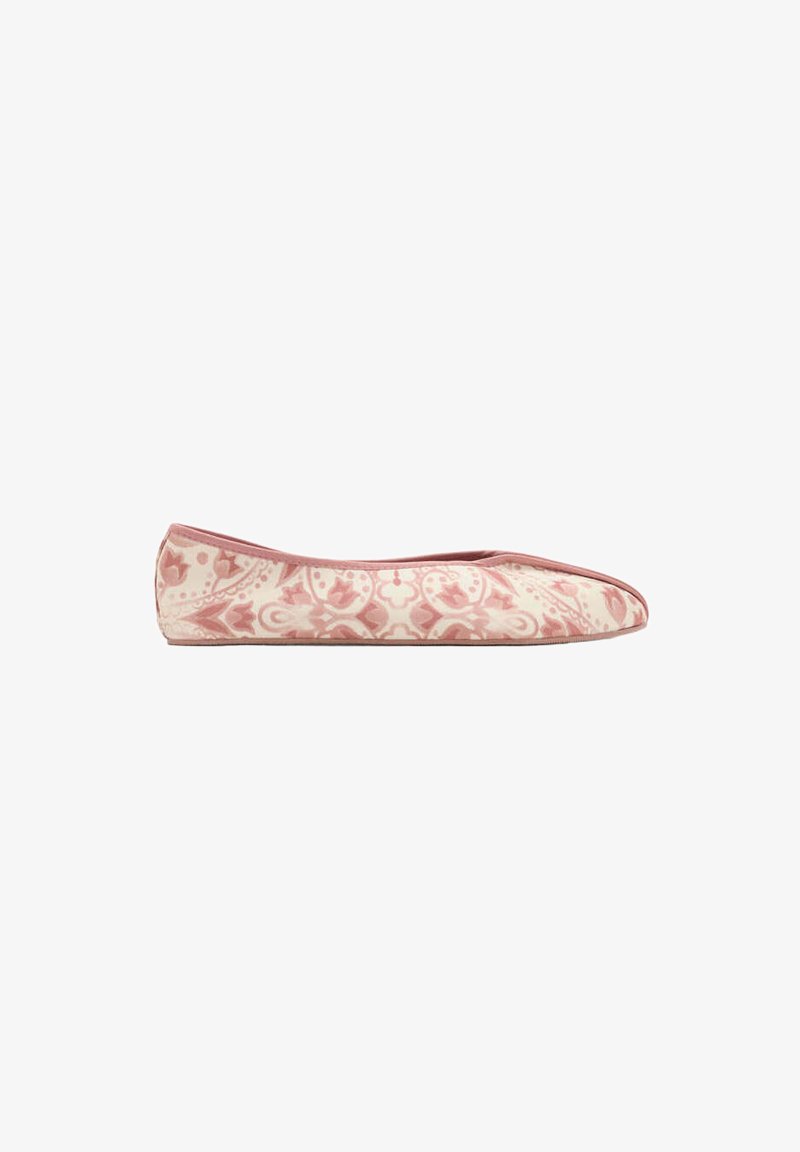 Ballerine rose et crème avec motif floral et paisley et bout arrondi, vue de côté sur fond blanc.