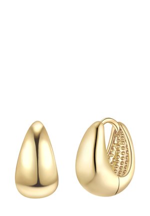 Boucles d'oreilles en or en forme de goutte d'eau avec une surface lisse. Une boucle d'oreille a un intérieur texturé et un design de créole fermée.