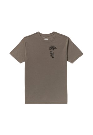T-shirt à manches courtes kaki en coton doux avec des motifs floraux noirs et du texte sur le côté gauche de la poitrine. Col rond classique.