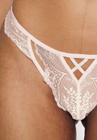 Hunkemöller 3 PACK YAKIRA STRING - Tanga - off white