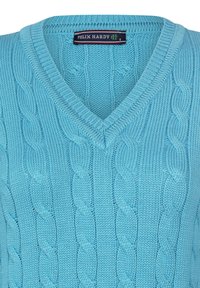 Hellblaues V-Ausschnitt-Pullover mit Kabelstrickmuster, strukturiertem Stoff und geripptem Kragen, mit einem Etikett, das "FELIX HARDY" liest.