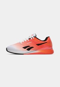 Reebok sporta apavi ar gradientu no oranžas uz balto augšdaļu, melniem akcentiem un teksturētu zoli. Šņores ir baltas ar sarkanu logotipu uz mēles.