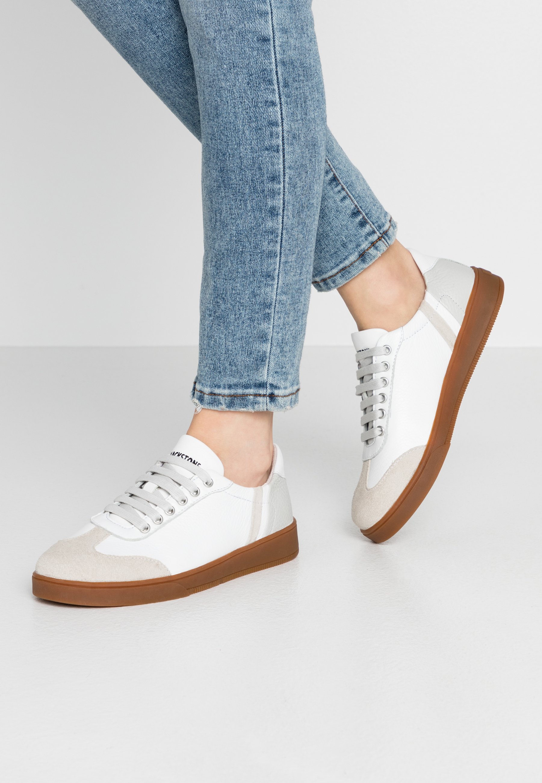 articlespp media p18ed9830356a138 Blackstone Joggesko whiteoatmeal Zalando.no