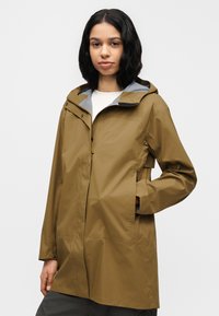 Καφέ αδιάβροχο μπουφάν με γκρι φόδρα στο καπό, φερμουάρ μπροστά και πλαϊνές τσέπες. Διαθέτει άνετη εφαρμογή και ανθεκτική υφή ύφασματος.