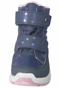 Bota azul marino con acentos rosas y forro esponjoso, con dos correas de gancho y bucle; parte superior decorada con patrones de estrellas brillantes.