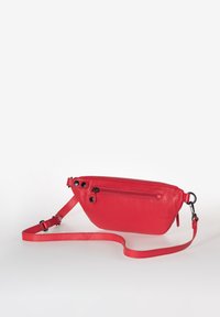 Borsa a tracolla rossa in pelle con tasca con zip, tracolla regolabile e forma arrotondata. Texture liscia e dettagli hardware minimali.