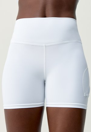 Witte high-waisted sportshorts gemaakt van rekbaar stof. Heeft een strakke pasvorm, platte naden en een klein zijzakje.