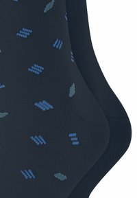 Dunkelblaue Socken mit einem strukturierten Muster aus hellblauen und teal geometrischen Formen sowie gerippten Details entlang der Bündchen.