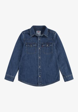 Camicetta in denim blu scuro con colletto a punta, due tasche sul petto, chiusura con bottoni e maniche lunghe con polsini abbottonati.