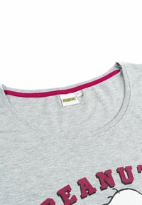 T-shirt grigio con scollatura rotonda e accento fucsia, con logo "PEANUTS" stampato in bold color bordeaux, realizzato in morbido cotone.