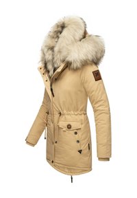 Beige parka met een met bont gevoerde capuchon, trekkoord in de taille, voor knopen en twee zijzakken. Beschikt over een gestructureerde stof en een merkembleem.
