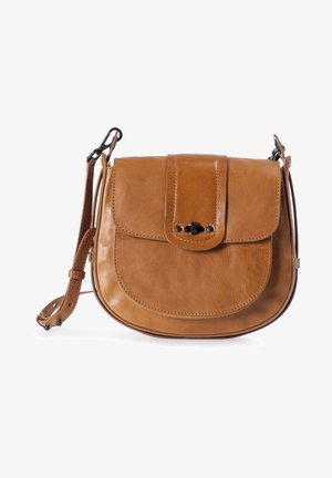 Bruine leren crossbodytas met een voorklep en zwarte draaisluiting, verstelbare riem met metalen gespen.