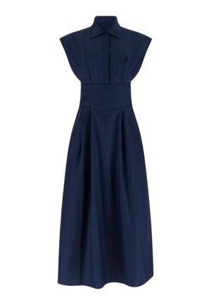 Vestito senza maniche blu navy con colletto appuntito, vita aderente e gonna lunga e fluente.