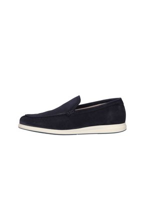 Slip-on loafer van donkerblauw suède met witte zool, lage hak en minimale stikseldetails langs de bovenrand.