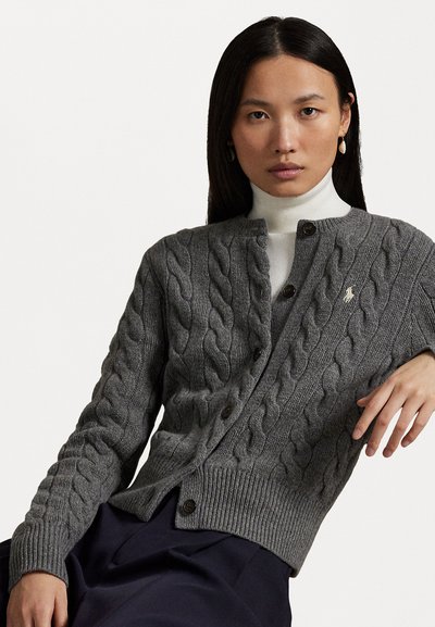 Grijze kabelgebreide cardigan met een knoopsluiting aan de voorkant, geribde manchetten en zoom, en een klein logo-accent aan de bovenste linkerkant.