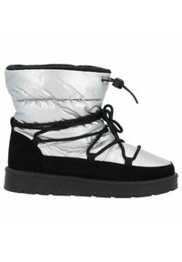 Bota acolchada plateada con acentos de ante negro, puntera redonda y suela texturizada. Presenta cordones y un sistema de ajuste con toggle.