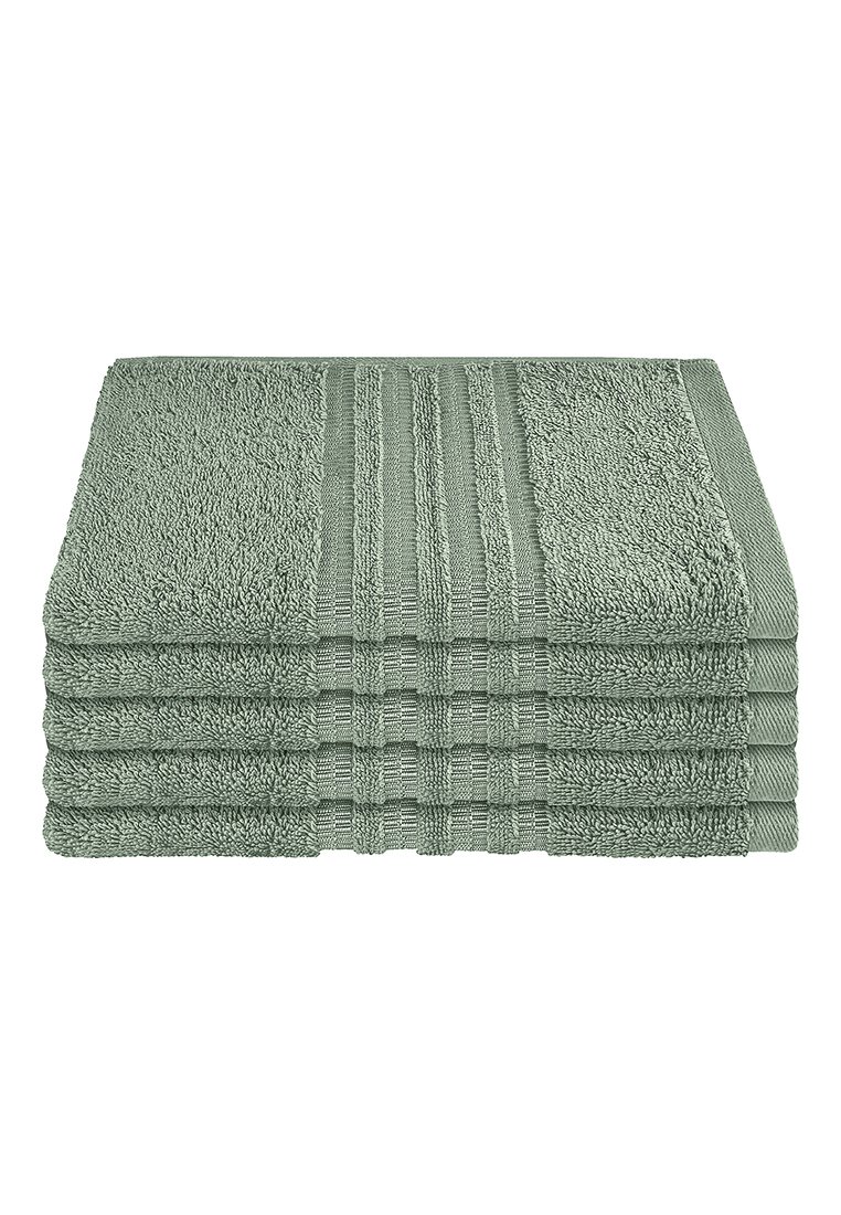 Asciugamani in cotone verde impilati ordinatamente. Presentano anelli testurizzati e strisce lisce. Tessuto morbido con qualità assorbente.