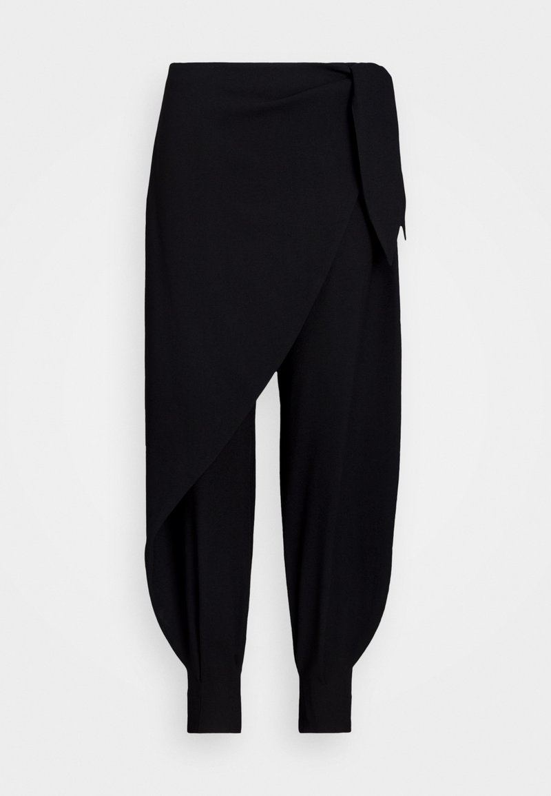 Črne, lahke hlače z drapiranjem in asimetričnim pasom, zožujejo se pri gležnjih. Gladka tekstura in minimalni detajli.