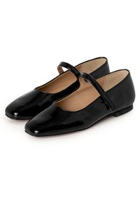 Zapatos de charol negros con un tacón bajo, punta redondeada y una correa a través del arco. Textura suave y elementos de diseño clásicos.